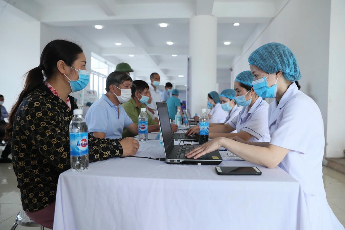 Thăm khám sức khỏe miễn phí cho người dân tại Hà Nội. Ảnh: Quang Vinh.