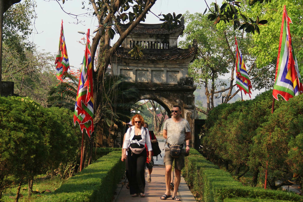 Khách quốc tế tham quan đền thờ vua Đinh Tiên Hoàng ở Ninh Bình. Ảnh: P. Sỹ