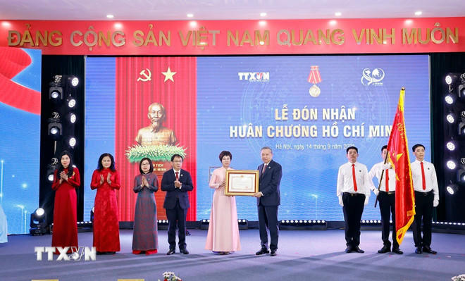  Tổng Bí thư Tô Lâm trao Huân chương Hồ Chí Minh lần thứ ba cho Thông tấn xã Việt Nam. (Ảnh: Doãn Tấn/TTXVN).