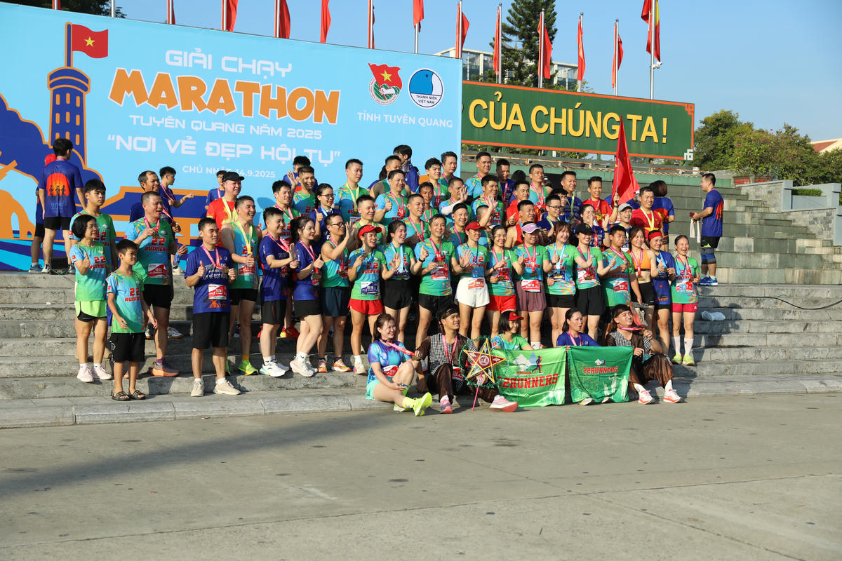 Các vận động viên vui háo hức chụp ảnh lưu niệm. Ảnh: Đ.S.