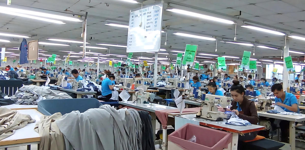 Ngành dệt may và những thách thức dịp cuối năm. Ảnh: Hạ Lan.