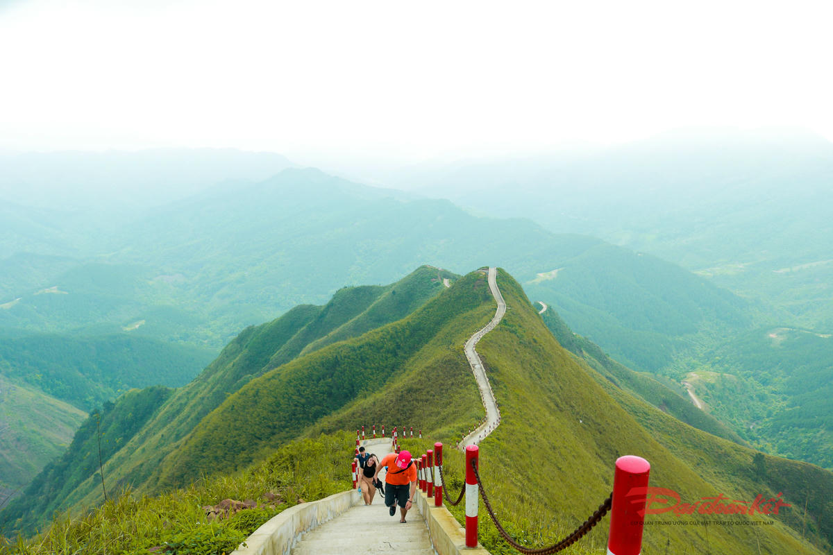 Đường lên đỉnh sống lưng khủng long. Ảnh: Đức Bằng.