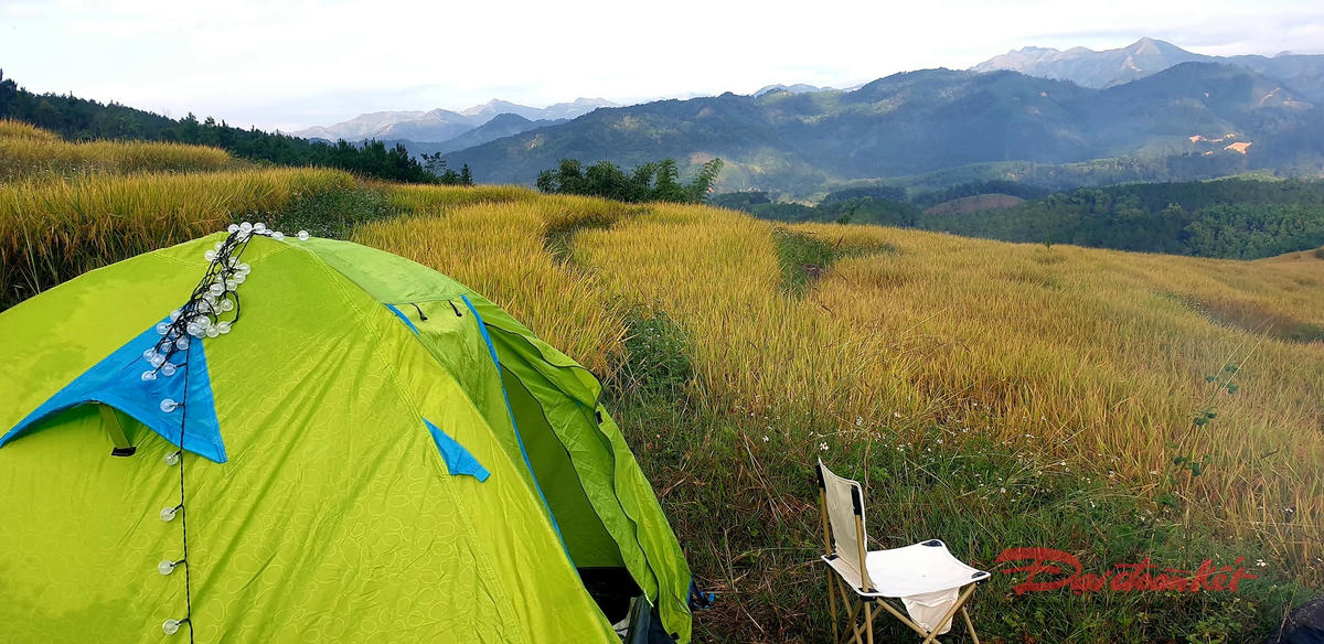 Khách thích trải nghiệm có thể chọn dựng lều giữa ruộng bậc thang. Ảnh: Nguyễn Quý.