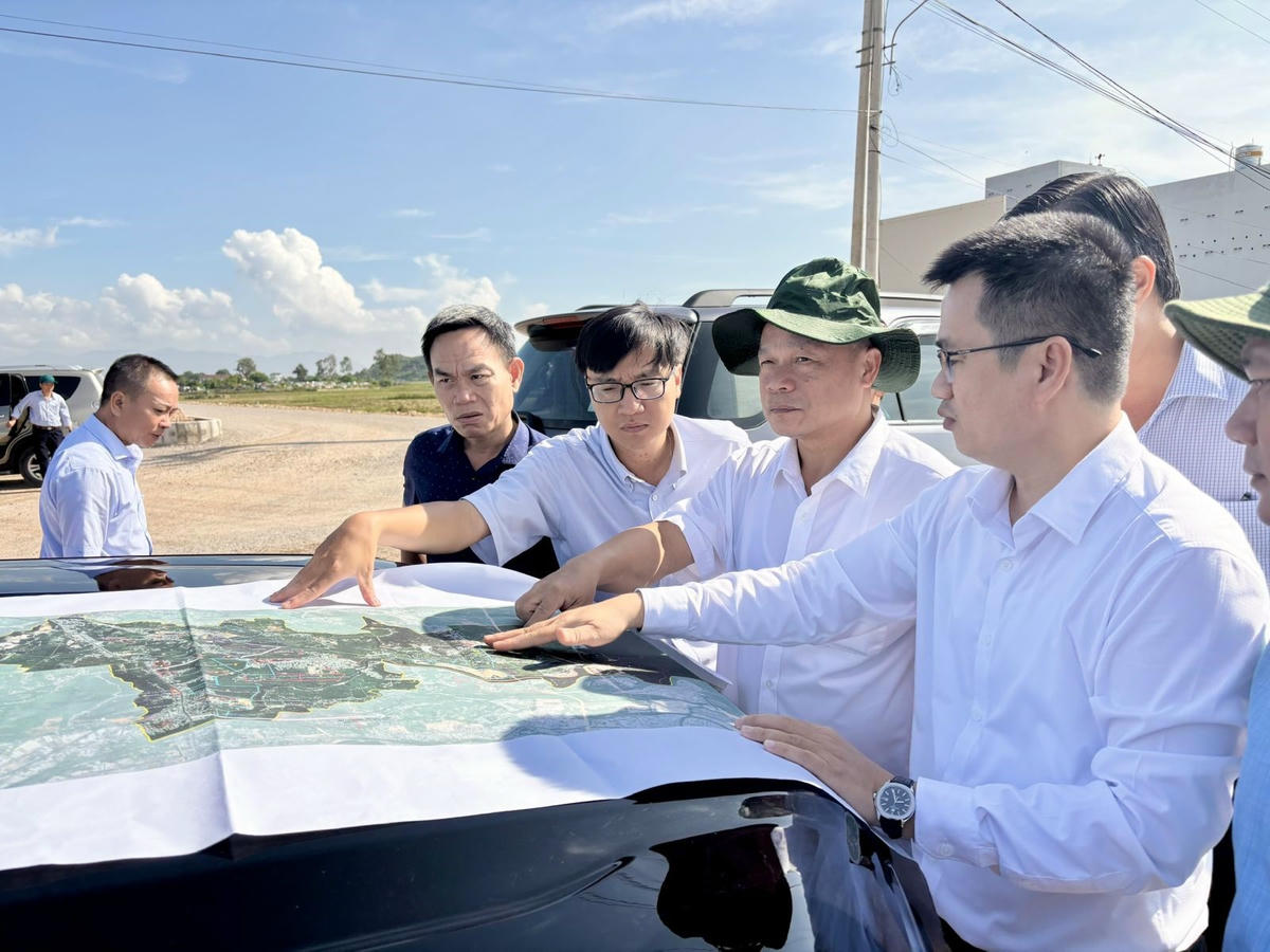 Đoàn công tác kiểm tra tuyến đường Diêm Vân-Cát Tiến. Ảnh: CV.