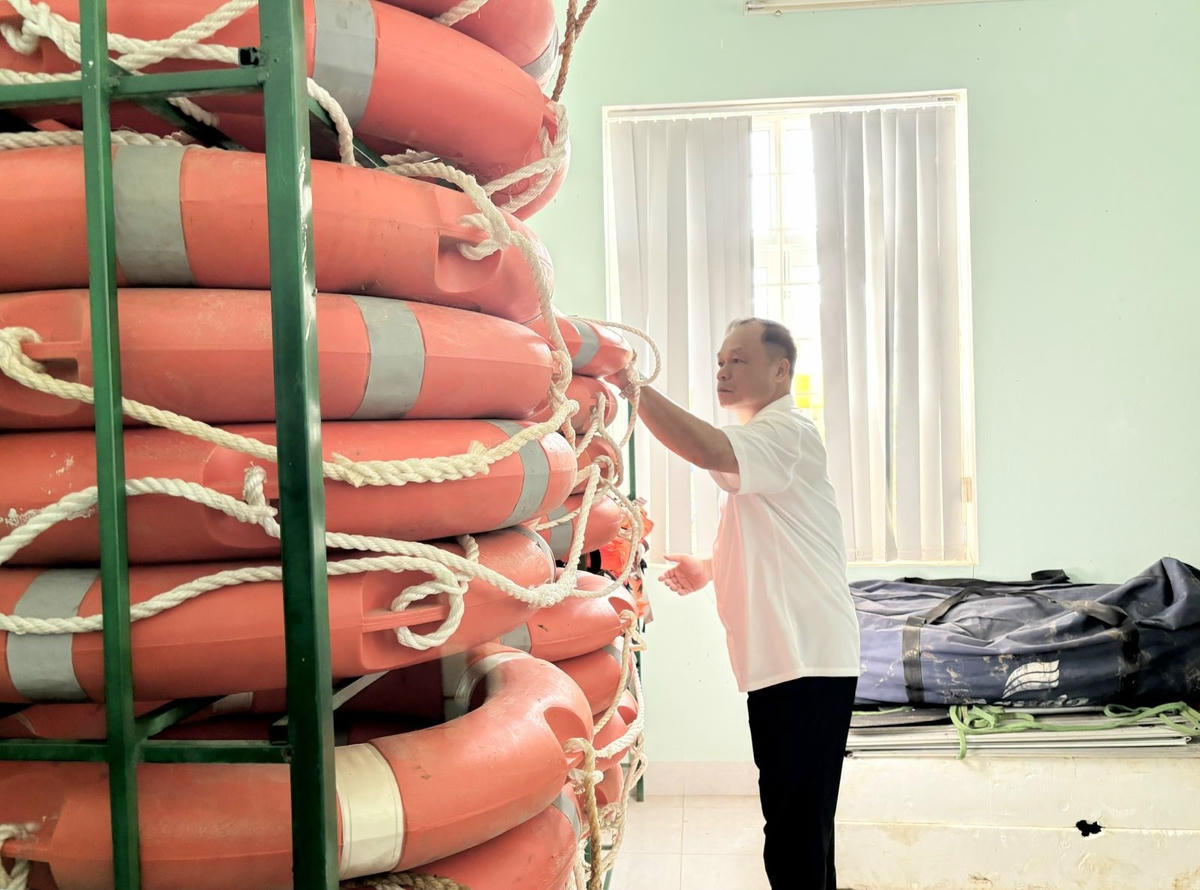 Phó Chủ tịch UBND tỉnh Gia Lai Dương Mah Tiệp kiểm tra điểm sơ tán tập trung tại Ban Chỉ huy Quân sự xã Tuy Phước. Ảnh: CV.