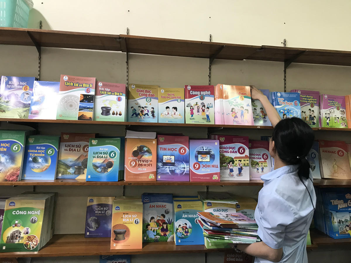 Việc thực hiện một bộ sách giáo khoa thống nhất trong toàn quốc là không thể chậm trễ. Ảnh: Lê Minh.