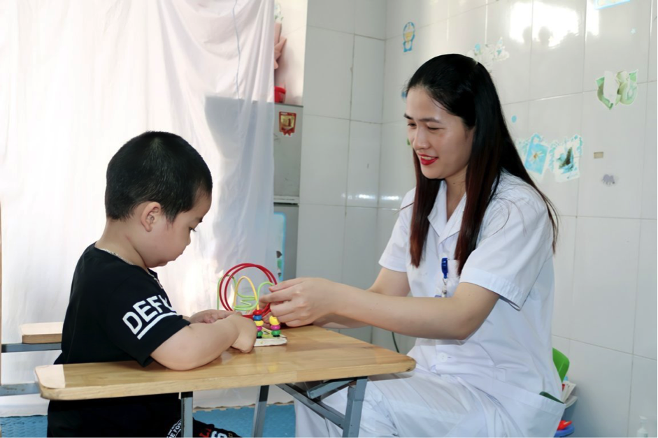 Trẻ được rèn luyện kỹ năng, vận động thô tại lớp học. Ảnh: BVCC.