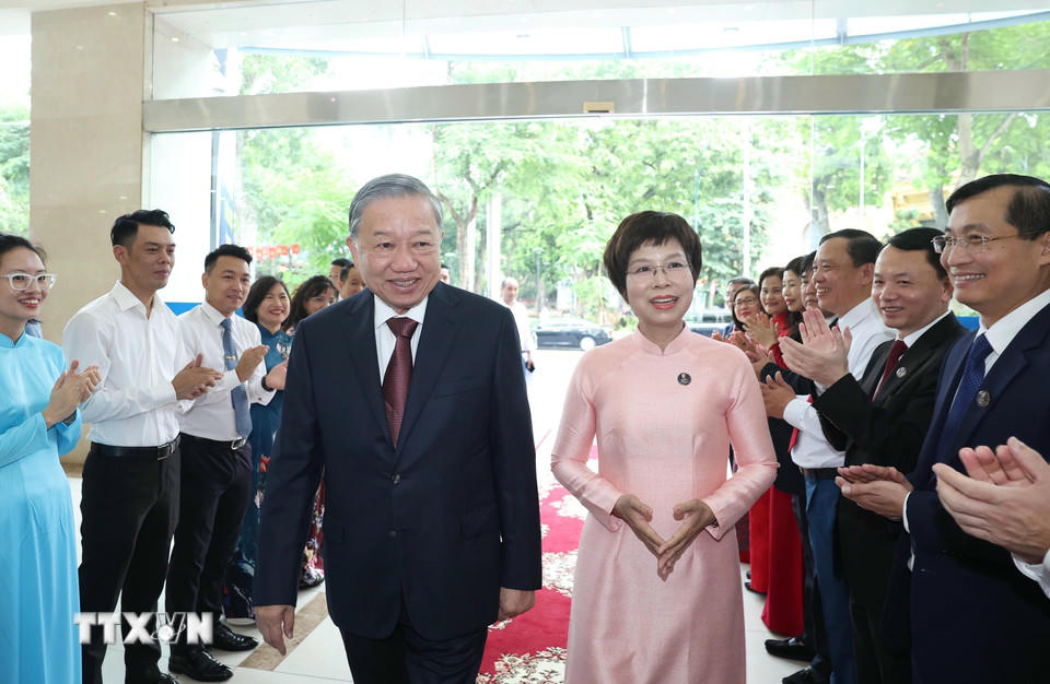 Tổng Giám đốc TTXVN Vũ Việt Trang đón Tổng Bí thư Tô Lâm dự Lễ kỷ niệm 80 năm Thông tấn xã Việt Nam. (Ảnh: Lâm Khánh/TTXVN).