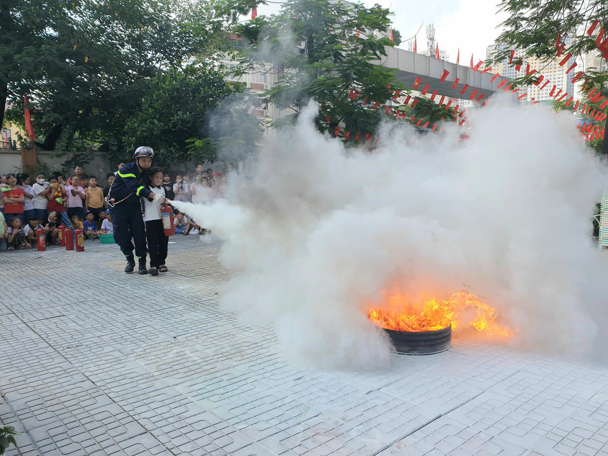 Sử dụng bình chữa cháy mini để dập lửa.