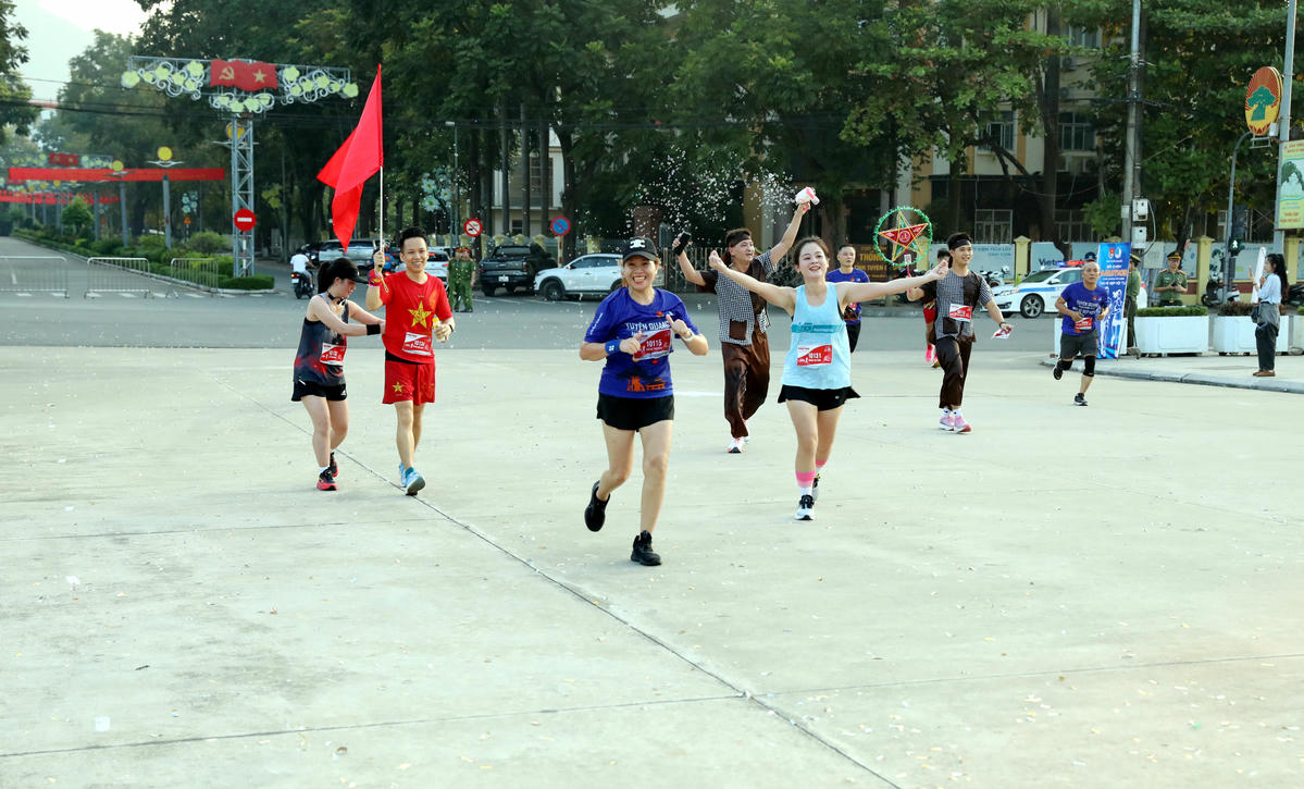 Các vận động viên vui mừng khi sắp cán đích. Ảnh: Đ.S.