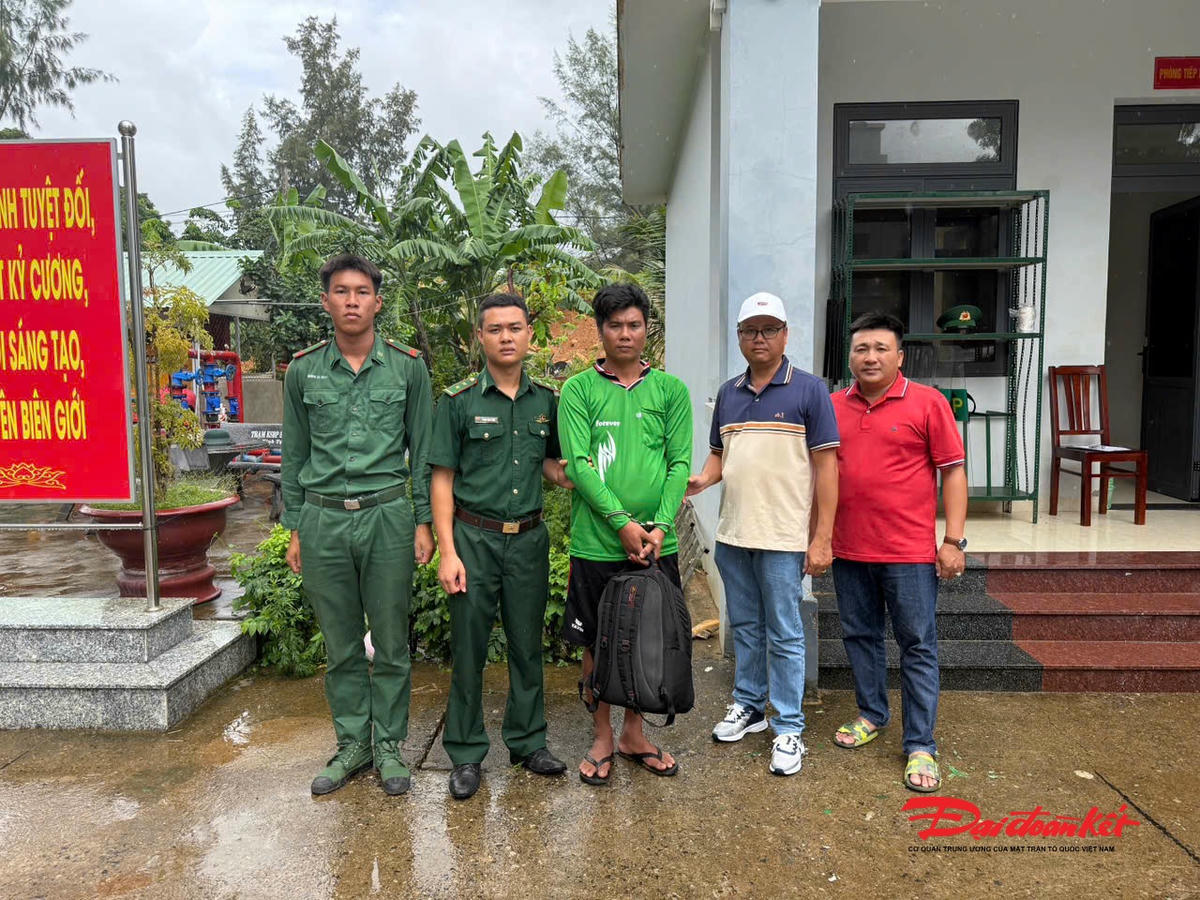 Đồn Biên phòng Côn Đảo tiến hành bàn giao đối tượng Ngô Văn Thả (ở giữa) cho Công an Cà Mau tiếp tục xử lí theo quy định của pháp luật. Ảnh: Quang Anh.