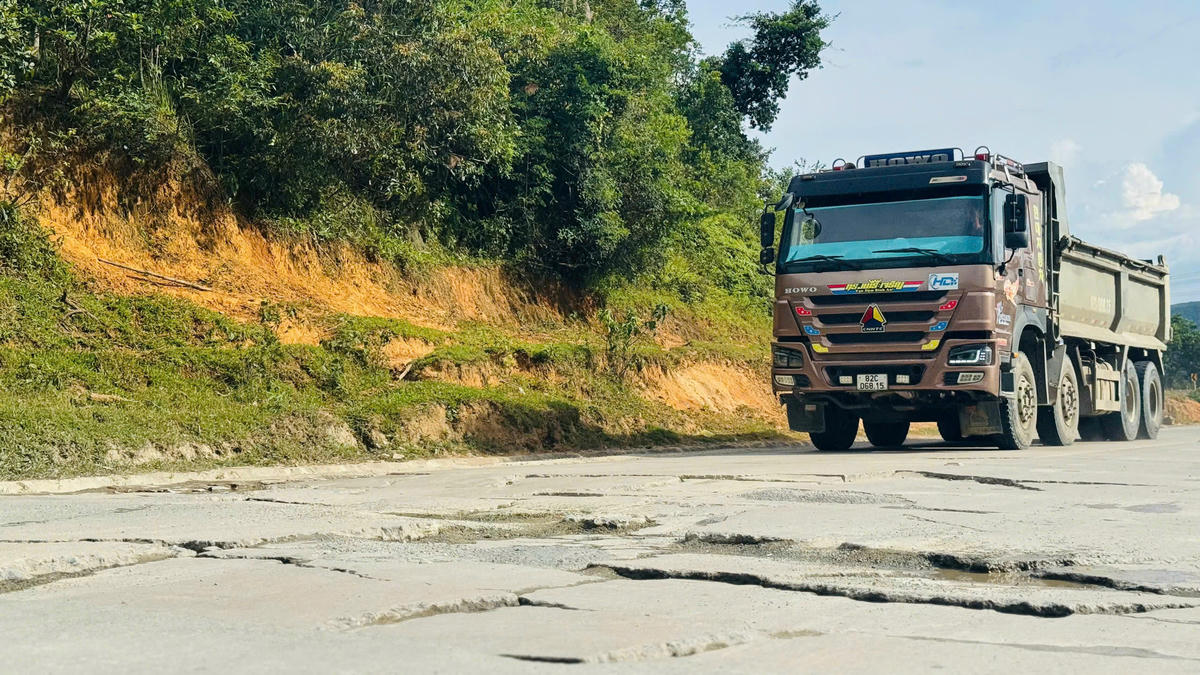Mặt đường quốc lộ 14 đoạn qua đèo Lò Xo xuống cấp. Ảnh: Chí Đại.