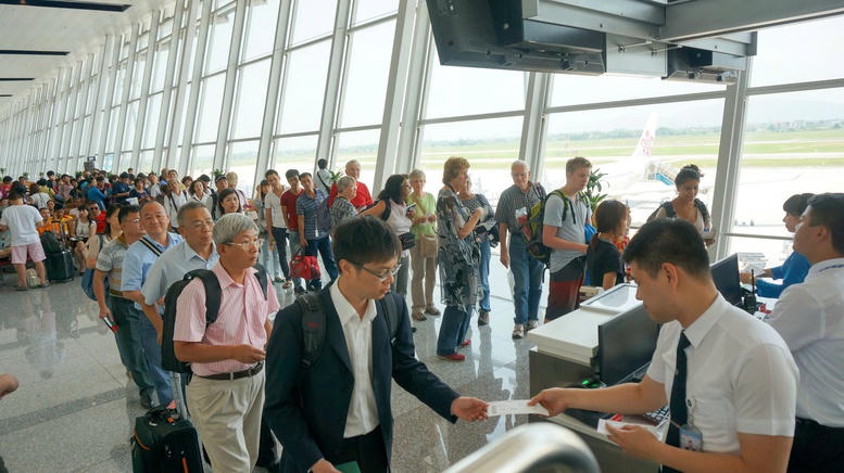 Từ ngày 15/9, toàn bộ hành khách sử dụng Căn cước, Căn cước công dân hoặc tài khoản định danh điện tử VNeID thực hiện thu nhận sinh trắc học tại quầy làm thủ tục hoặc trên ứng dụng VNeID để đi qua cửa kiểm soát an ninh, cửa lên tàu bay.