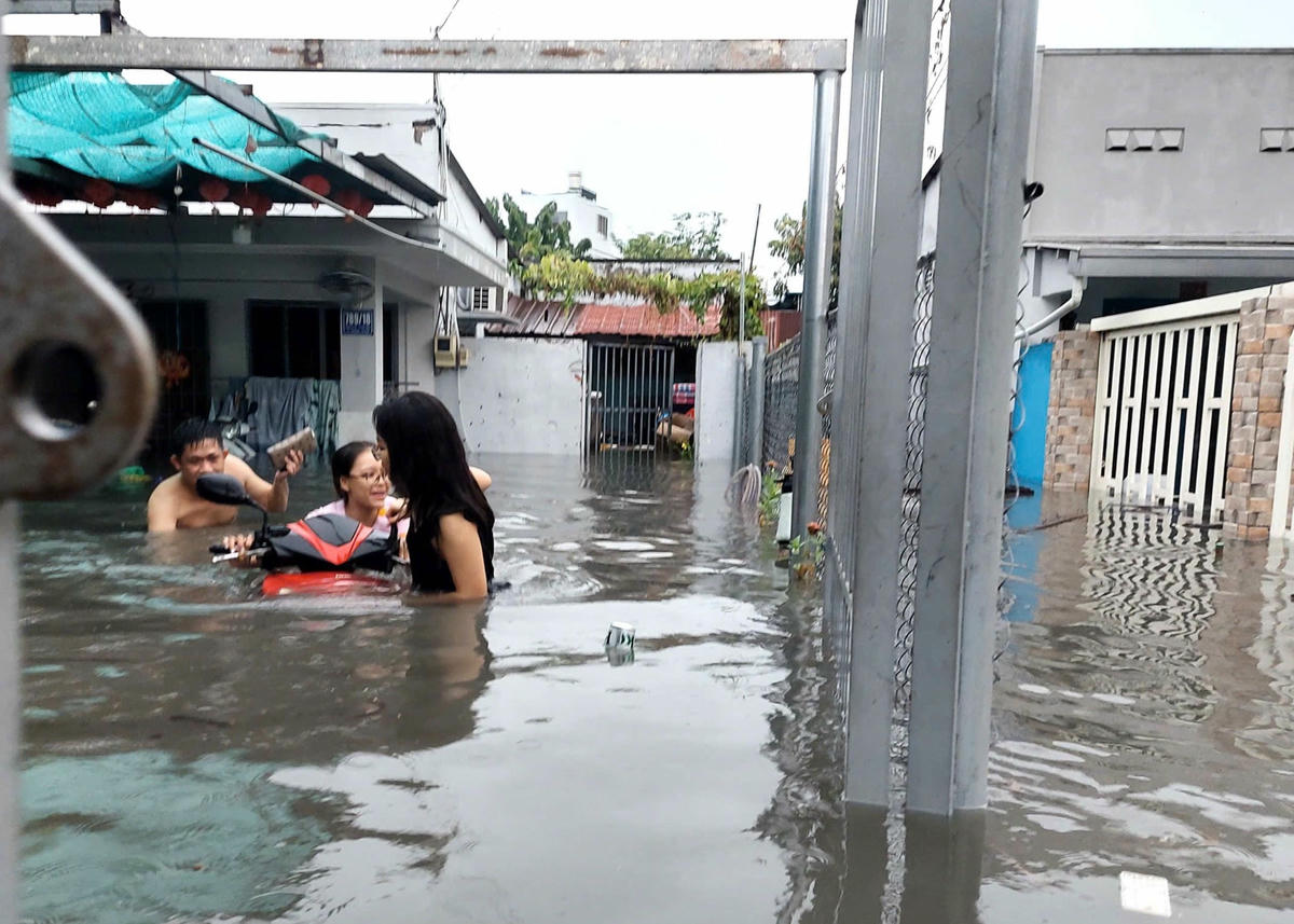 Ngập nước ở gần chợ Thủ Đức trong trận mưa lớn ít ngày trước. Ảnh: Q.H