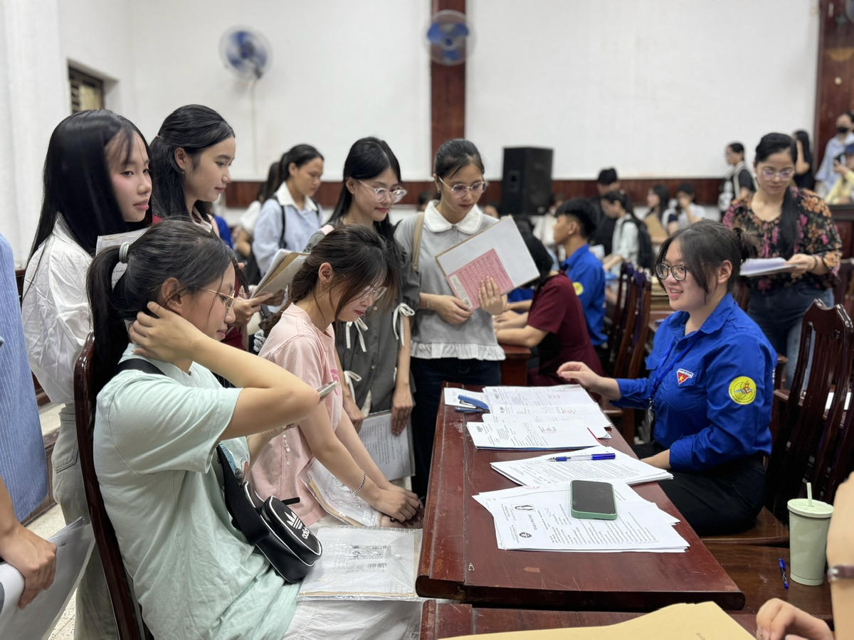 Tân sinh viên làm thủ tục nhập học tại Trường Đại học Sư phạm Hà Nội. Ảnh: Nguyễn Hoài