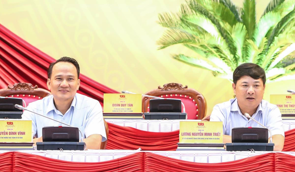 Bí thư Thành ủy Đà Nẵng Lương Nguyễn Minh Triết (bên phải) và Phó Bí thư Thường trực Thành ủy Nguyễn Đình Vĩnh kiểm tra khâu tổ chức đại hội. Ảnh: Nguyễn Tú.