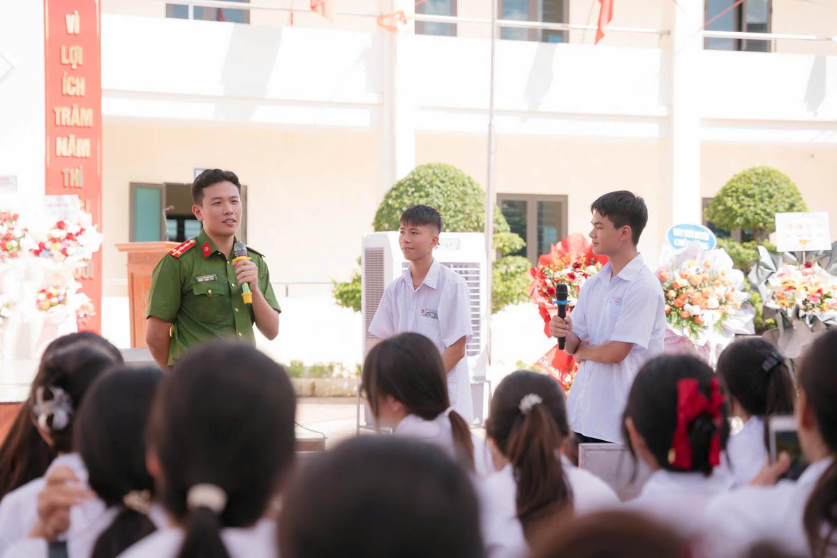 Công an TP Hải Phòng tuyên truyền các nội dung đến ma túy và thuốc lá điện tử trong các trường học. Ảnh: CTV.