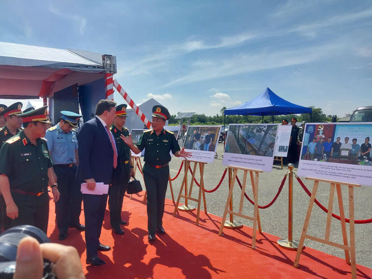 Thượng tướng Hàng Xuân Chiến cùng Đại sứ quán Hoa Kỳ tại Việt Nam tham quan khu vực trưng bày những thành tựu trong việc hàn gắn vết thương chiến tranh tại Việt Nam. Ảnh: S.X.