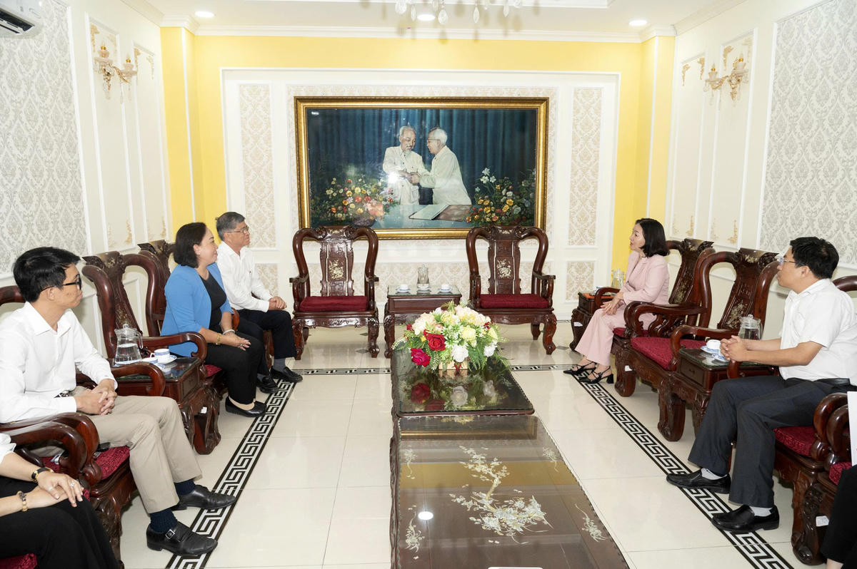 Phó Chủ tịch Thường trực Ủy ban Mặt trận Tổ quốc Việt Nam TP Hồ Chí Minh Trương Thị Bích Hạnh tiếp lãnh đạo Sở GD&ĐT thành phố. Ảnh: A.H.