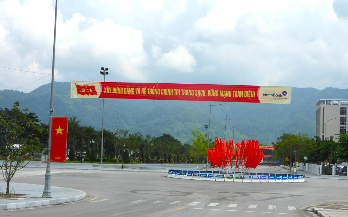 Đường phố Cao Bằng rợp cờ, khẩu hiệu tuyên truyền về Đại hội. Ảnh: Đức Sơn.