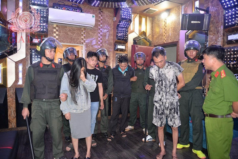 Bắt giữ nhiều dân chơi đang tổ chức, sử dụng trái phép các chất ma túy. Ảnh: Công an cung cấp.