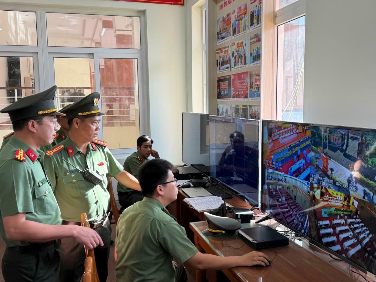 Đại tá Nguyễn Đại Đồng (bên trái) kiểm tra Trung tâm Thông tin chỉ huy bảo đảm an ninh trật tự đại hội. Ảnh: Nguyễn Tú.