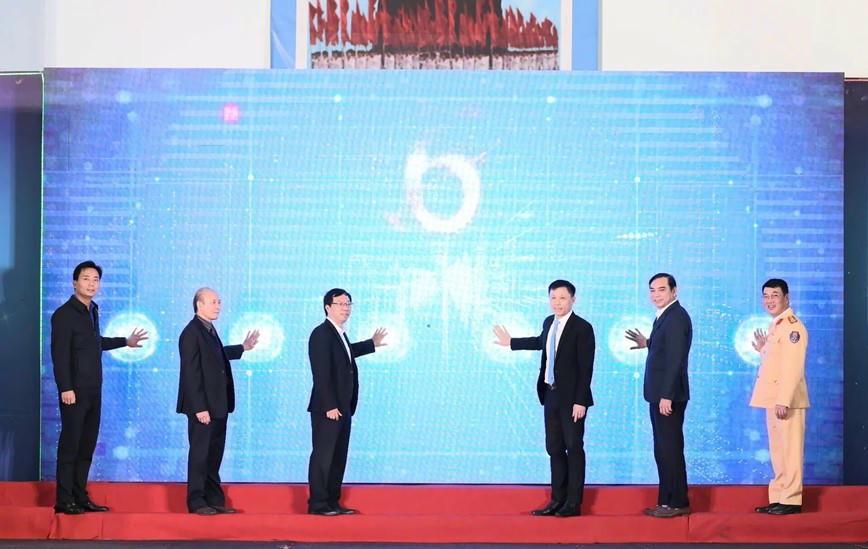 Các đại biểu thực hiện nghi thức phát động Chương trình truyền thông "Vì An toàn giao thông Thủ đô” năm 2025.