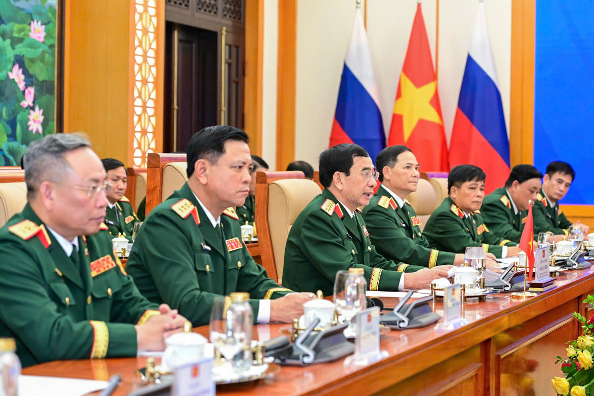 Đại tướng Phan Văn Giang và các thành viên đoàn đại biểu Việt Nam tại hội đàm. Ảnh: Việt Trung.