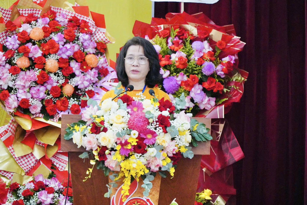 Bà Hoàng Thị Thu Hương, Phó Chủ tịch Ủy ban Mặt trận Tổ quốc Việt Nam thành phố, Chủ tịch Hội Liên hiệp Phụ nữ thành phố phát biểu tại đại hội. Ảnh: Quốc Lành.