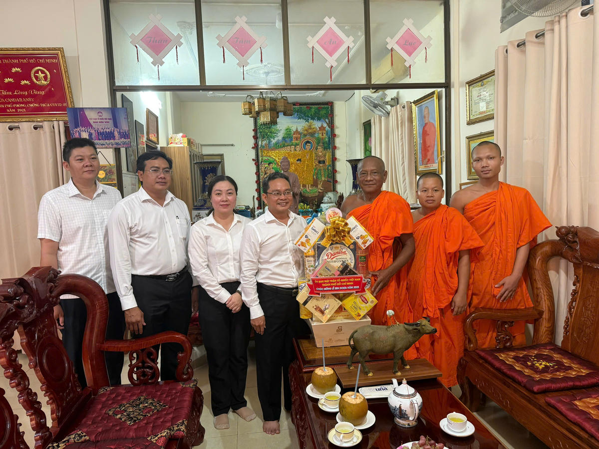 Đoàn công tác của Mặt trận TP Hồ Chí Minh thăm, chúc mừng, tặng quà tại chùa Chantarangsay. Ảnh: A.H.