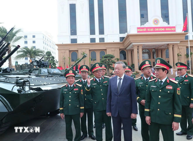  Tổng Bí thư Tô Lâm và đại biểu tham quan trưng bày các sản phẩm của Tổng cục Công nghiệp Quốc phòng. (Ảnh: Trọng Đức/TTXVN) 