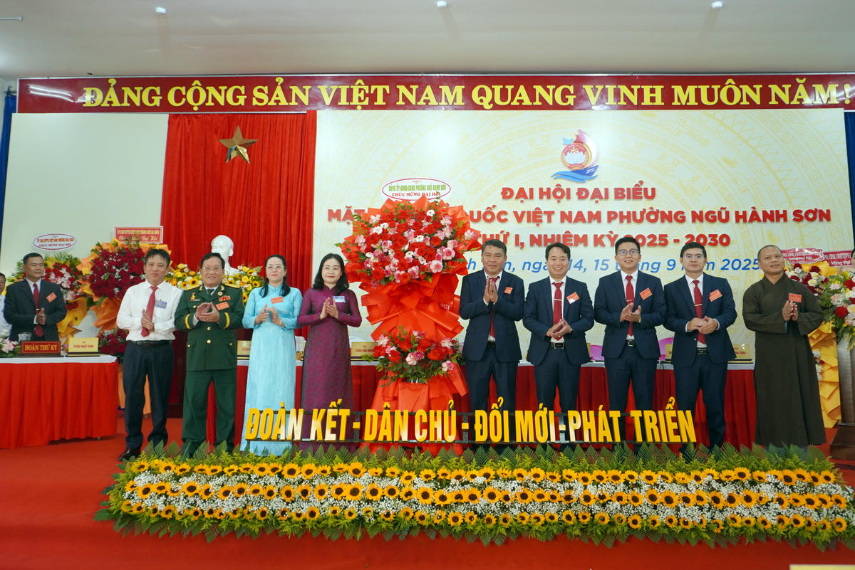 Bà Mai Thị Ánh Hồng (thứ 4 từ trái sang), Bí thư Đảng ủy phường Ngũ Hành Sơn chúc mừng đại hội. Ảnh: Như Ý.