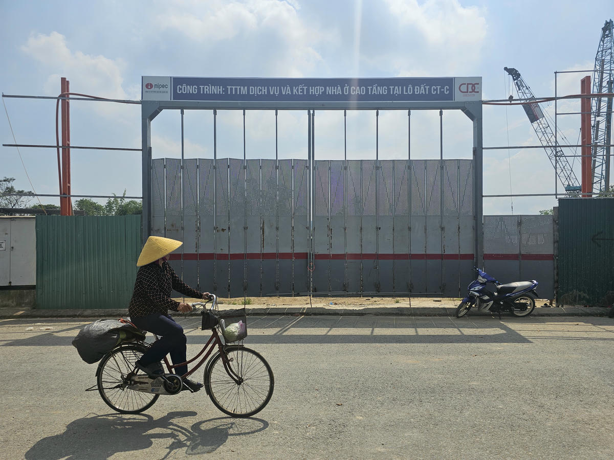 Dự án Vinh Heritage do Công ty Cổ Phần Hóa Dầu Quân Đội (Mipec) và Công Ty CP Đầu Tư và Xây Dựng Tràng An xây dựng, phát triển trên lô đất của trục đường Lê Mao kéo dài thuộc phường Trường Vinh (tỉnh Nghệ An). Dự án có tổng quy mô lên tới 43ha, bao gồm các loại hình sản phẩm: khu thấp tầng, cao tầng và khu thương mại dịch vụ. Theo thiết kế, khu cao tầng có hai tòa tháp: CT-C (Signature) và CT-A (tháp đôi Premier gồm P1 và P2), với tổng cộng 954 căn hộ. Ảnh: Quốc Thanh.