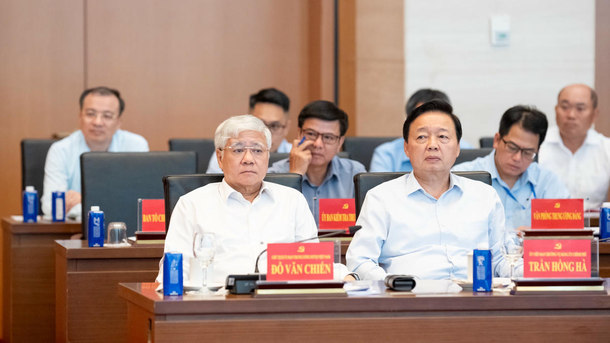 Ủy viên Bộ Chính trị, Bí thư Trung ương Đảng, Chủ tịch Ủy ban Trung ương Mặt trận Tổ quốc Việt Nam Đỗ Văn Chiến và các đại biểu dự Hội nghị. Ảnh: Phạm Thắng.