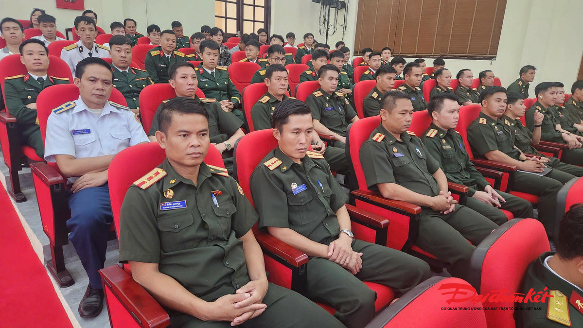 Các học viên quân đội Nhân dân Cách mạng Lào tại Lễ khai giảng năm học. Ảnh: Hồng Phúc.