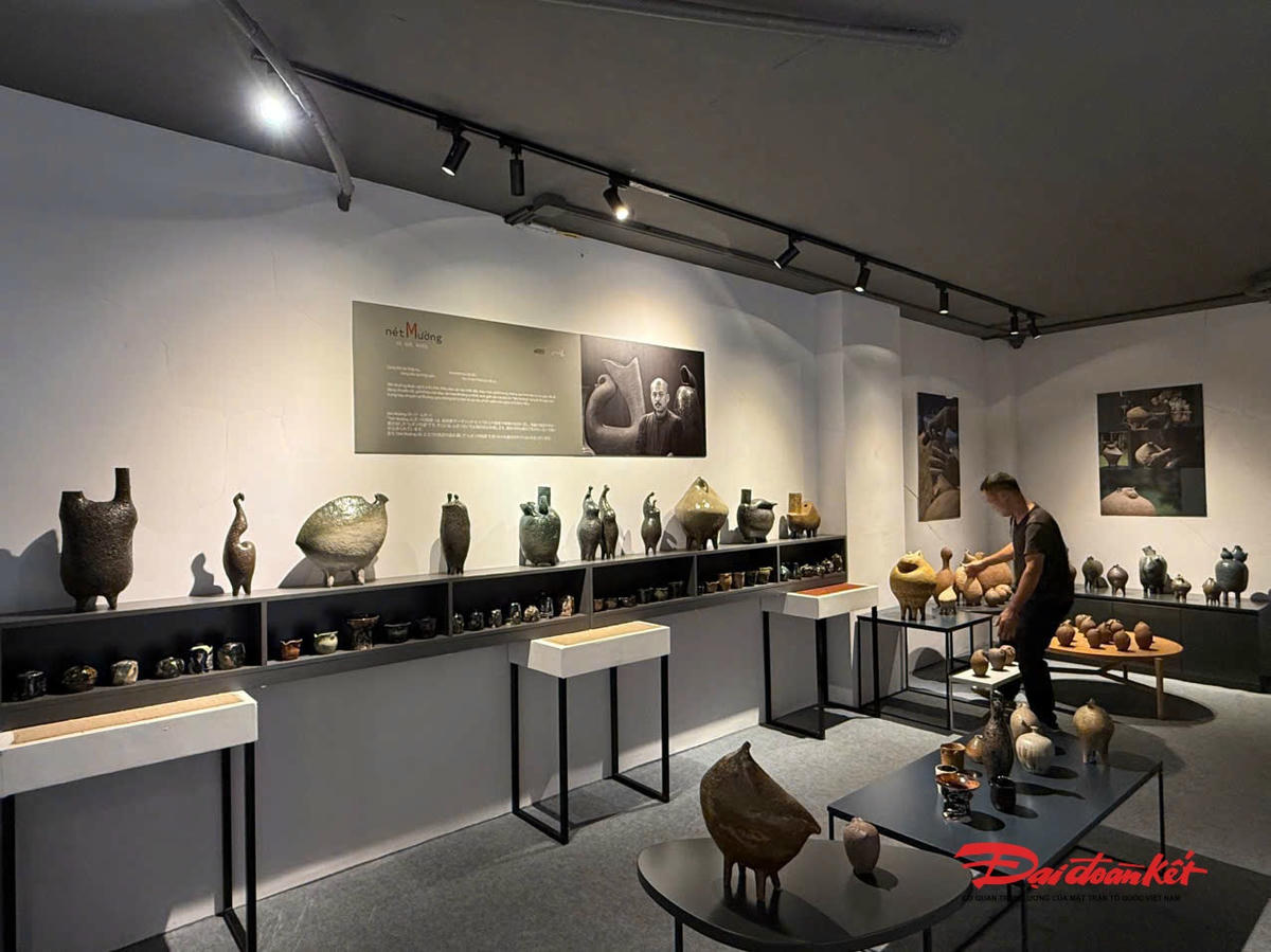 Các tác phẩm gốm được trưng bày trong triển lãm "Nét Mường" được nghệ sĩ Vũ Đức Hiếu sáng tác trong những năm gần đây. Ảnh: HM.