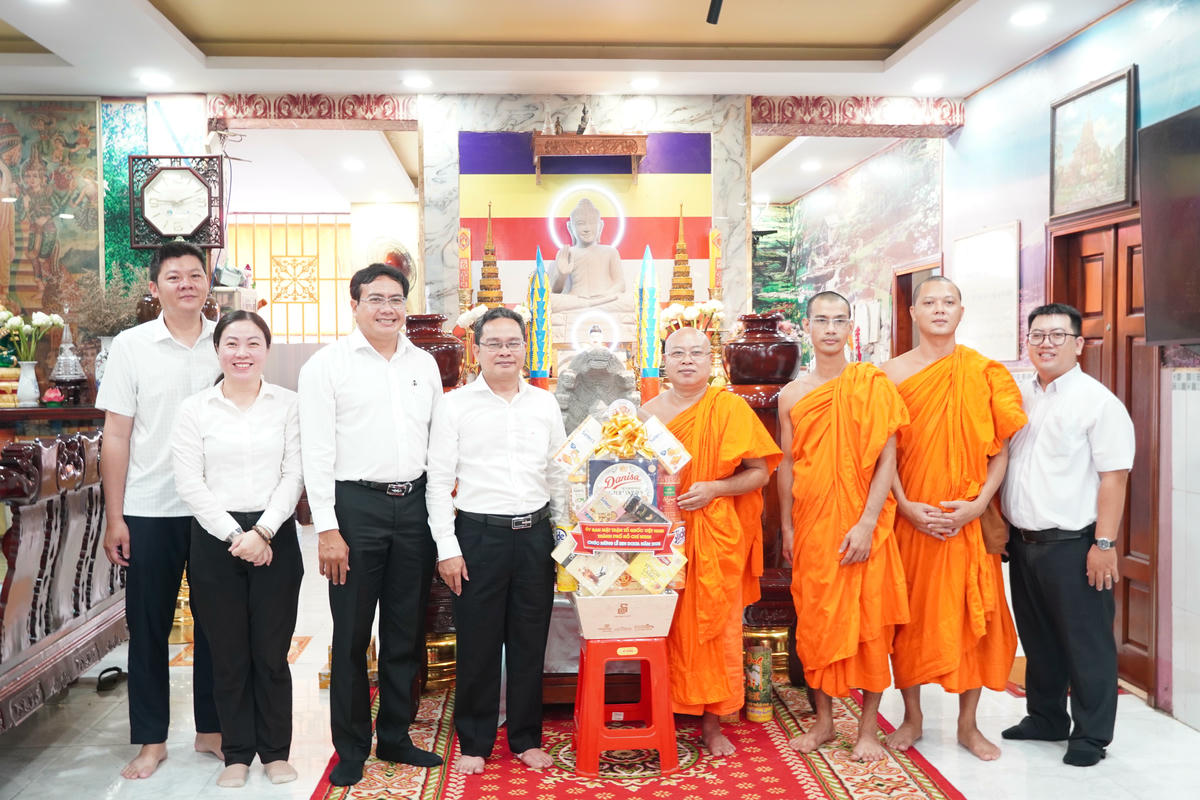 Đoàn công tác của Mặt trận TP Hồ Chí Minh thăm, chúc mừng, tặng quà tại chùa Pothiwong. Ảnh: A.H.