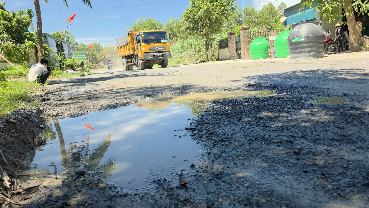 Tuyến đường ĐH 387 đoạn qua xã Nghĩa Lộc (tỉnh Nghệ An) xuống cấp nghiêm trọng. Ảnh: Đ.B.