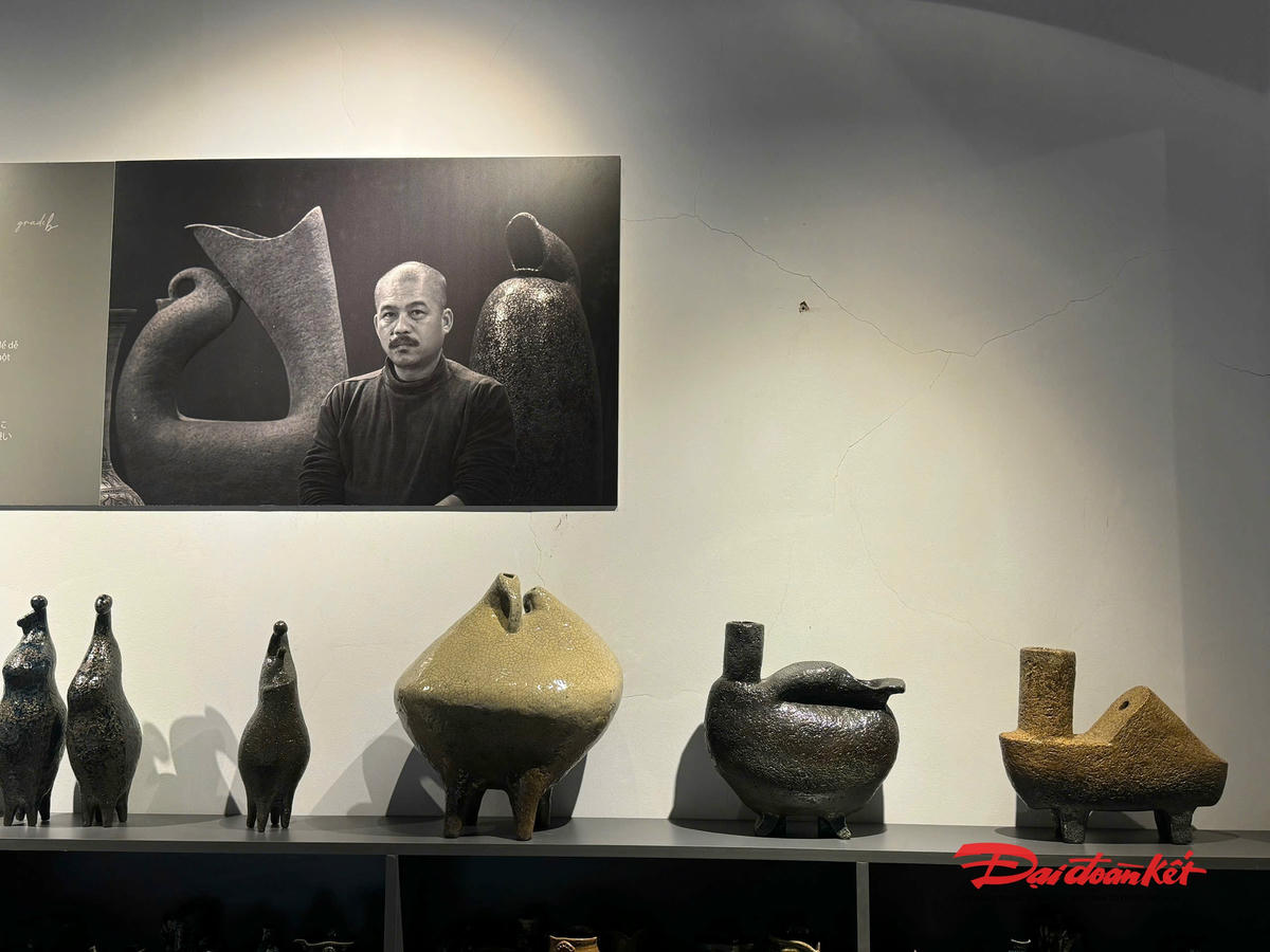 Để có được các tác phẩm tinh xảo và mang phong cách riêng biệt, trên bản sắc của tinh hoa gốm Mường nói riêng, gốm Việt nói chung, nghệ sĩ Hiếu Mường có thành tích học tập xuất sắc: tốt nghiệp chuyên ngành Lý luận, Lịch sử và Phê bình Mỹ thuật và thủ khoa ngành Tạo dáng công nghiệp. Ảnh: HM.