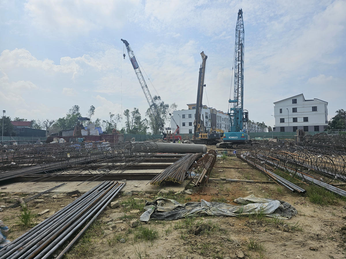 Đến nay, công trình Trung tâm thương mại dịch vụ kết hợp nhà ở cao tầng tại vị trí lô đất CT-C (toà S - Signature) vẫn chưa đào móng dù rao bán rầm rộ. Ảnh: Quốc Thanh.