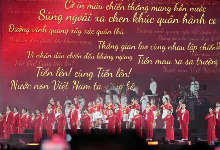 Ca khúc “Tiến quân ca” được trình diễn trong concert “Tổ quốc trong tim”. Ảnh: P.Mạnh.