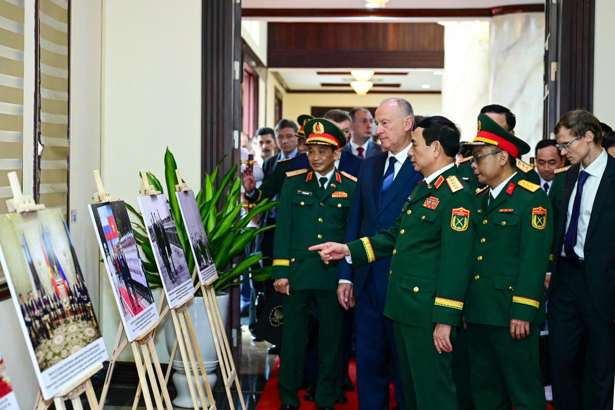 Bộ trưởng Phan Văn Giang và Trợ lý Tổng thống, Chủ tịch Hội đồng Biển Liên bang Nga Nikolai Patrushev tham quan triển lãm ảnh về hợp tác quốc phòng Việ t- Nga. Ảnh: Việt Trung.
