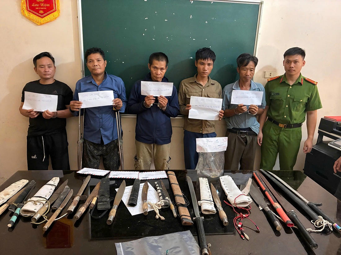 Các đối tượng bị Công an xã Quỳ Châu bắt giữ cùng tang vật. Ảnh: Công an tỉnh Nghệ An.