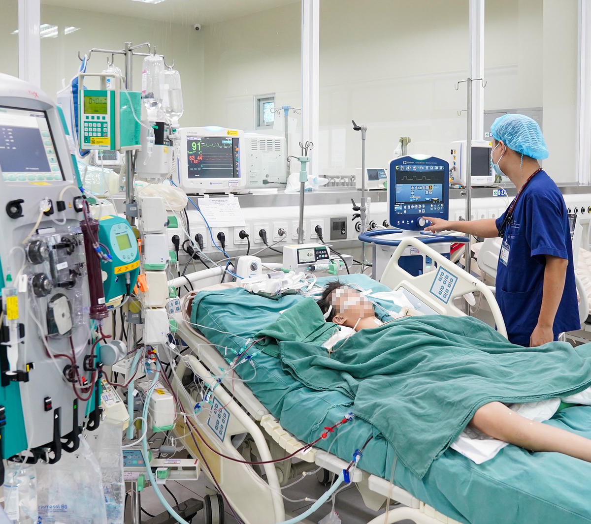 Chăm sóc, điều trị trẻ ngộ độc hóa chất. Ảnh: BV Nhi Trung ương,