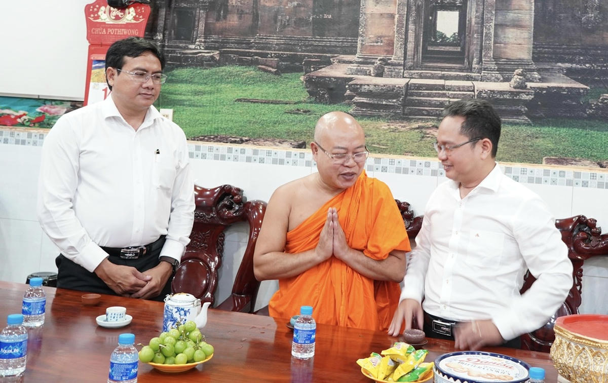 Lãnh đạo Mặt trận và lãnh đạo chùa Pothiwong trao đổi về các hoạt động phong trào do Mặt trận TP Hồ Chí Minh phát động. Ảnh: A.H.