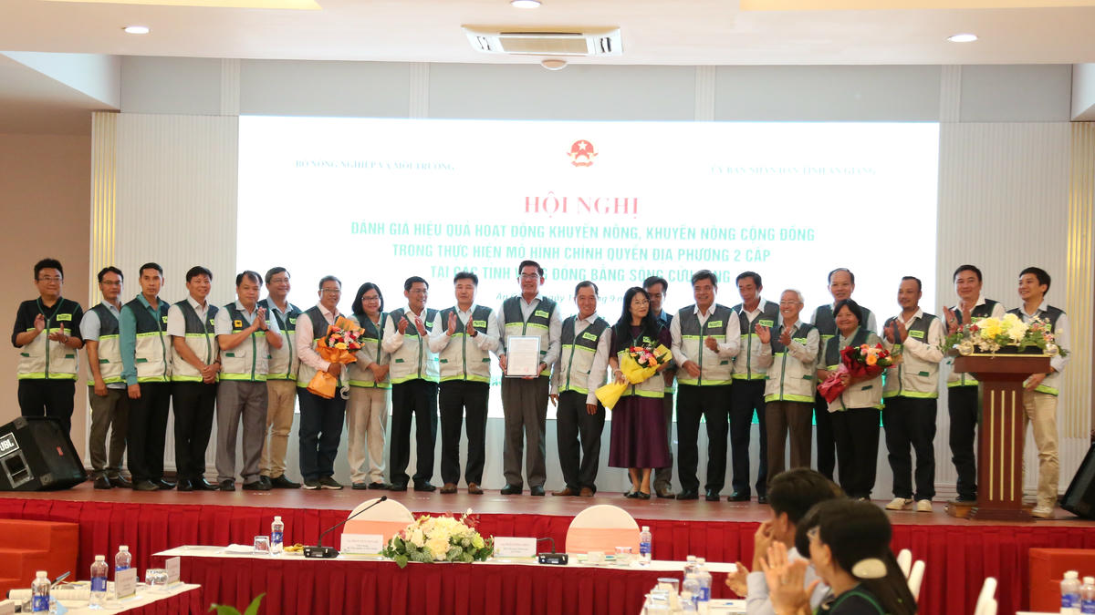 Thứ trưởng Bộ Nông nghiệp và Môi trường Trần Thanh Nam tặng hoa chúc mừng Câu lạc bộ.