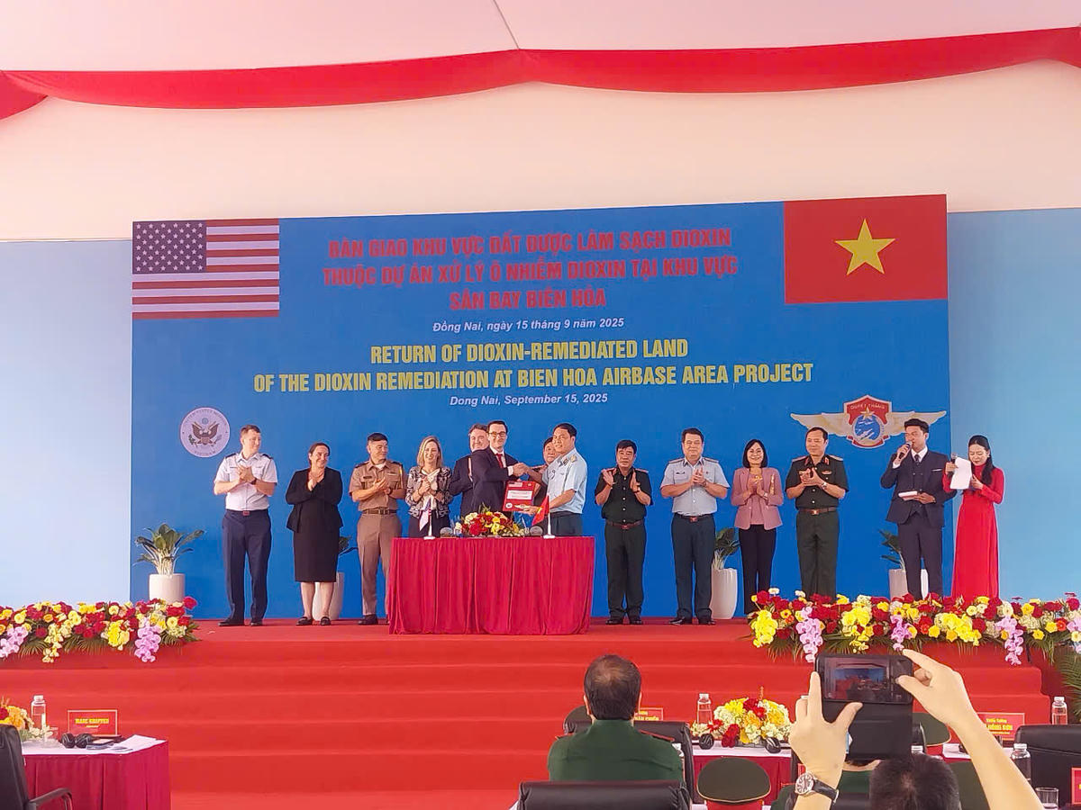 Lễ bàn giao khuh vực đất được làm sạch Dioxin tại khu vực Sân bay Biên Hòa. Ảnh: S.X.