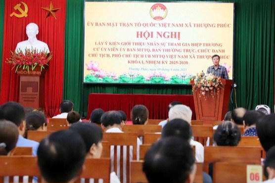 Ông Đỗ Hồng Phong - Ủy viên Ban Thường vụ Đảng ủy, Chủ tịch Ủy ban MTTQ Việt Nam xã Thượng Phúc chủ trì Hội nghị giới thiệu nhân sự Ủy ban MTTQ Việt Nam xã Thượng Phúc khóa I, nhiệm kỳ 2025-2030. Ảnh: Thanh Bình.