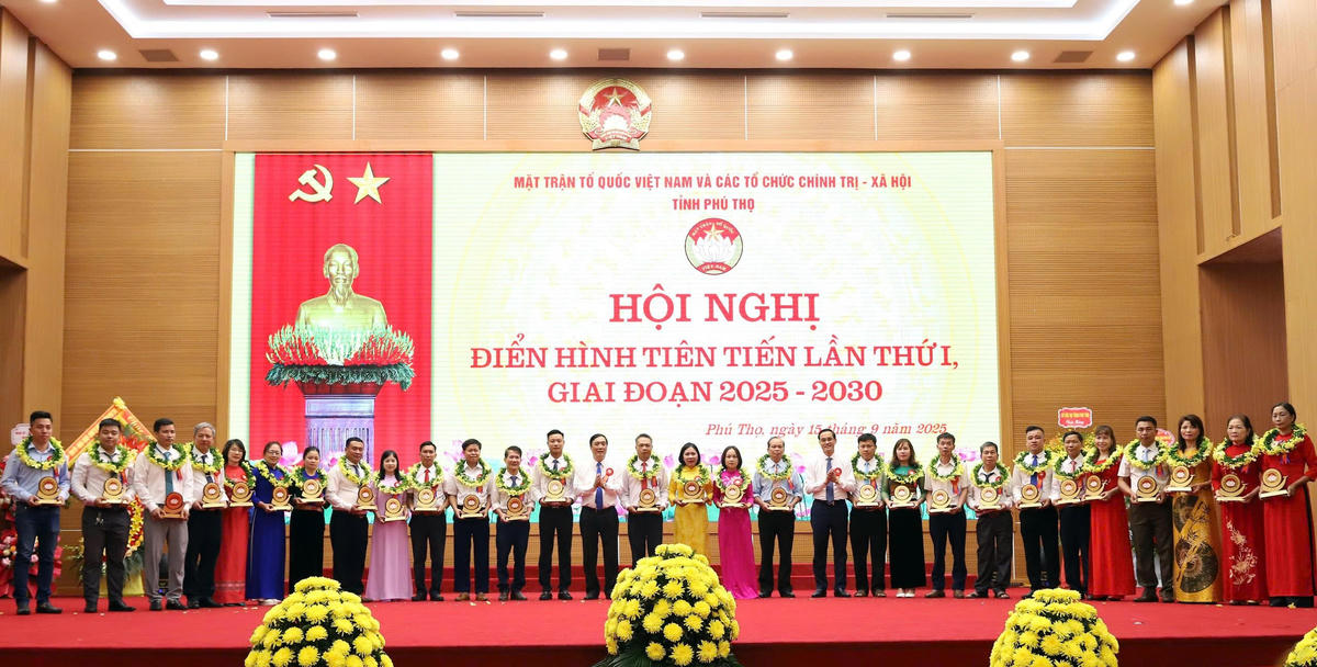 Vinh danh các tập thể, cá nhân điển hình trong phong trào thi đua yêu nước của tỉnh Phú Thọ. Ảnh: Tùng Duy.