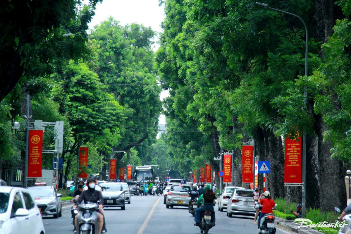 Hà Nội rực rỡ trong sắc cờ hoa, pano, áp phích chào mừng80 năm Cách mạng Tháng Tám, Quốc khánh 2/9 (A80). Từ phố lớn đến ngõ nhỏ, không khí lễ hội lan tỏa khắp Thủ đô, hòa cùng niềm tự hào và háo hức của người dân. Ảnh: P. Sỹ.